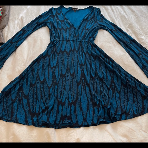 Express blue v-neck dress with feather like pattern - Picture 9 of 9